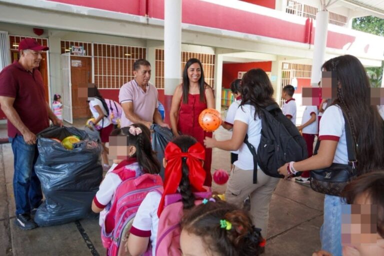 Marybel Villegas lleva alegría a la niñez en escuela de Villas del Mar 1 en Cancún