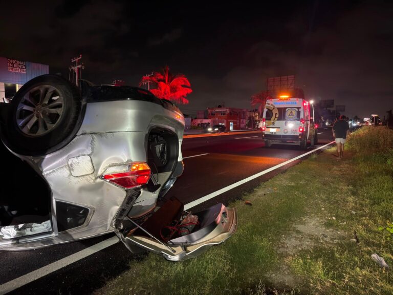 Atiende Protección Civil de Cancún volcadura en el Bulevar Luis Donaldo Colosio; un lesionado fue valorado en el lugar