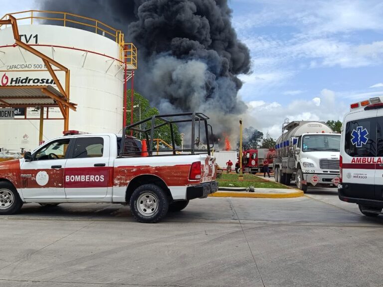 Atienden incendio en almacén de materiales y aceites en la carretera federal Cancún–Leona Vicario