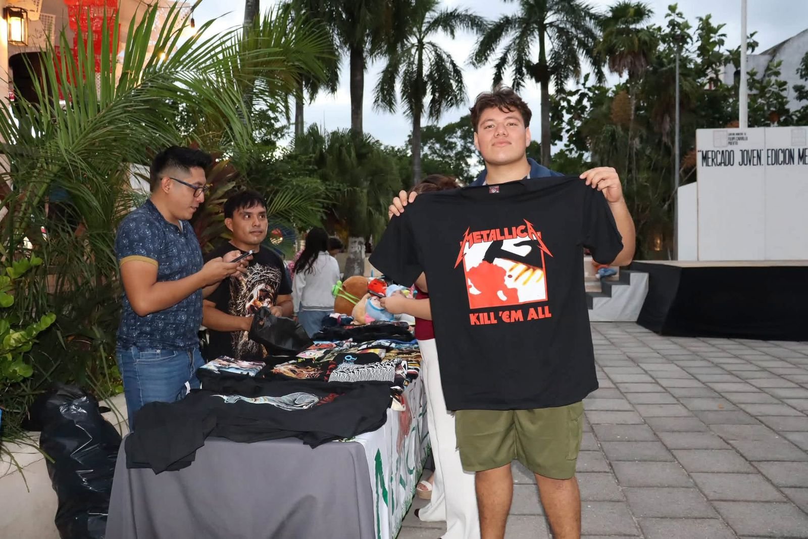 JUVENTUD EMPRENDEDORA IMPULSA EL PARQUE PRINCIPAL; MÁS DE 20 JÓVENES PARTICIPAN EN EL “MERCADO JOVEN” DE FELIPE CARRILLO PUERTO*