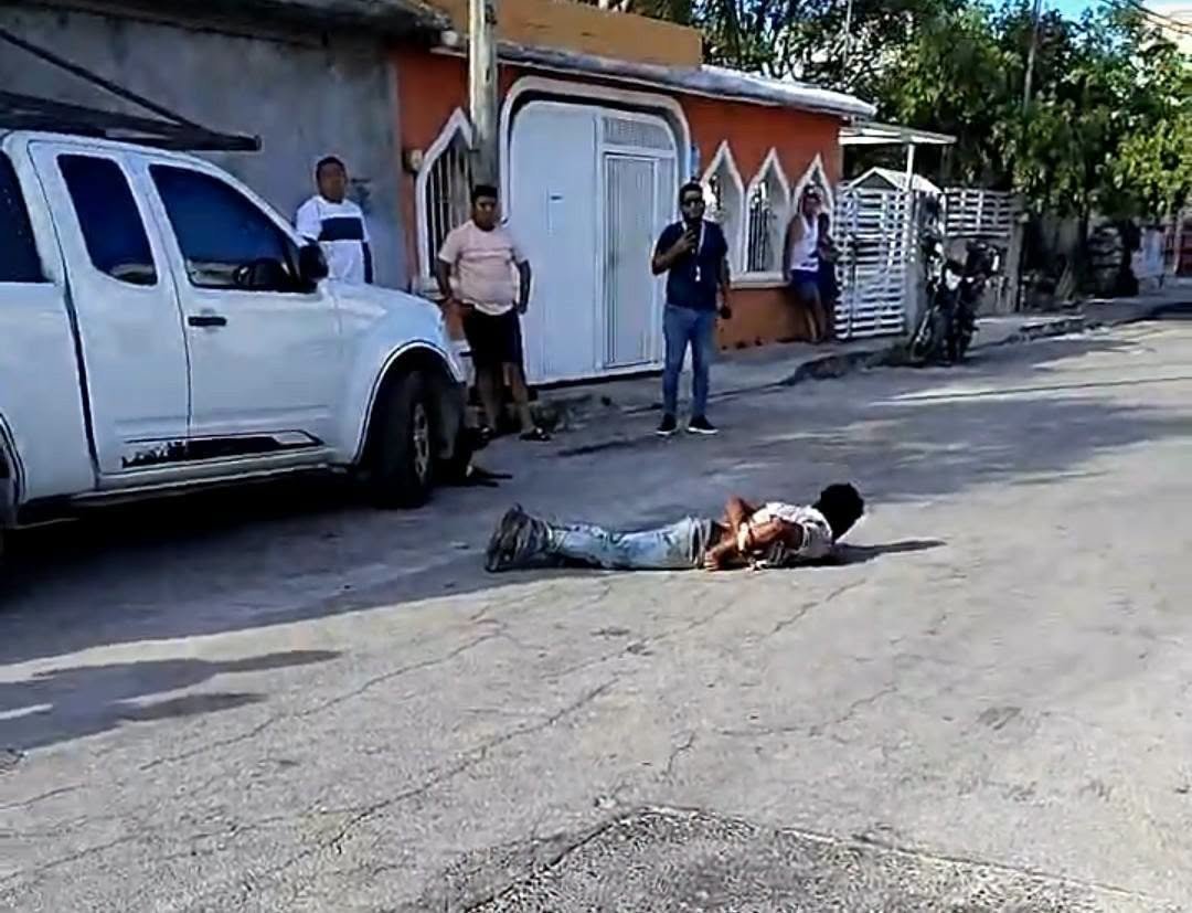 Vecinos detienen a presunto asaltante en una tienda de Cancún