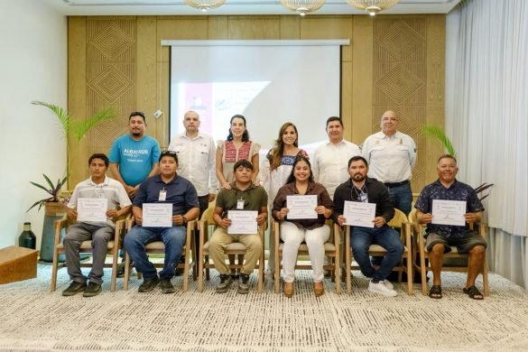Entregan Mara Lezama y Josefina Rodríguez, titular de SECTUR, primeras 195 de credenciales a prestadores de servicios del Parque del Jaguar
