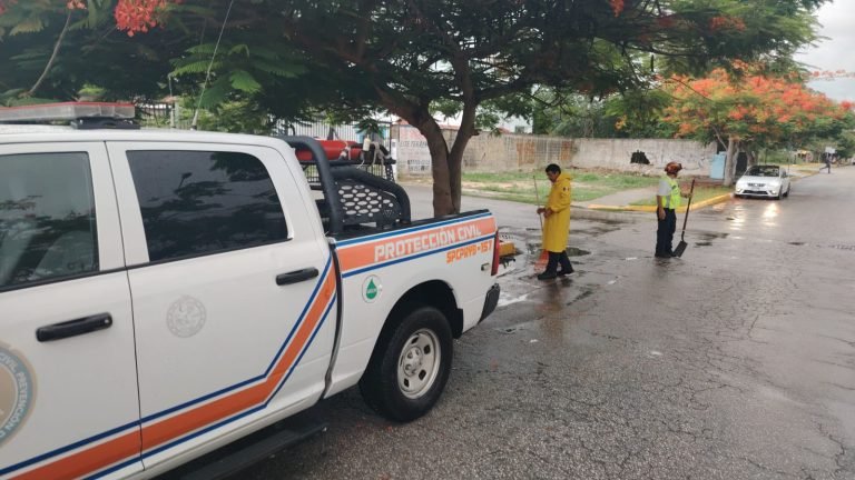 Gobierno de Estefanía Mercado despliega brigadas del Operativo Tormenta, ante las fuertes lluvias en Playa del Carmen